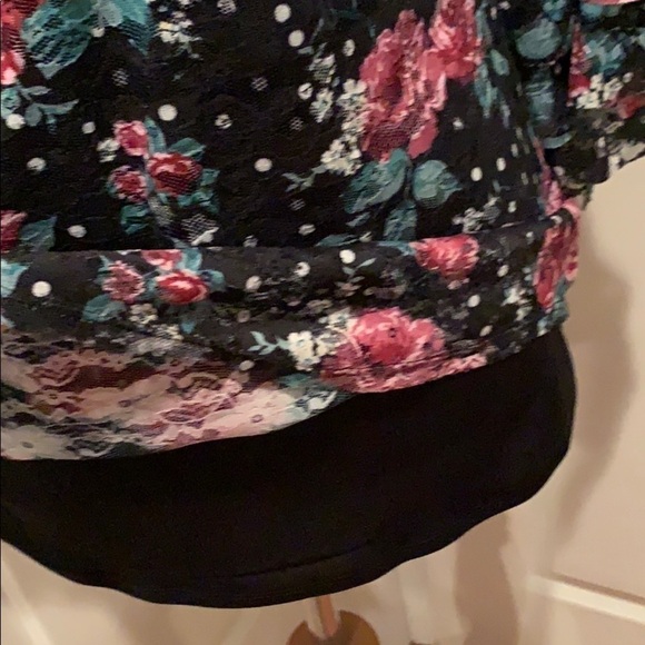 Black floral lace top, lined, great sleeves - Picture 5 of 8